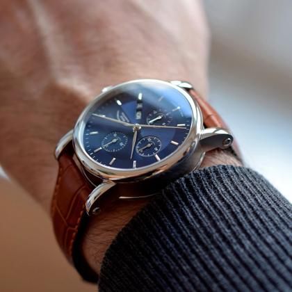 Mühle Glashütte Teutonia II Chronograph Automatik Edelstahl 42mm nachtblaues Zifferblatt braunes Lederband – Herrenuhren Chronograph aus Edelstahl. Das Gehäuse ist rund und silber. Das Lederarmband Kroko / Alligator ist braun. Das Zifferblatt ist ein Index in blau. – Ansicht 2