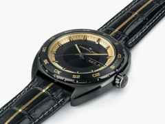 Hamilton American Classic Pan Europ Resident Evil Requiem Limited Edition Automatik Edelstahl PVD-Schwarz 42mm schwarz-goldenes Zifferblatt Lederband – Herrenuhren Uhr mit Datum aus Edelstahl und PVD beschichtet. Das Gehäuse ist rund und schwarz. Das Lederarmband ist schwarz. Das Zifferblatt ist ein Index in schwarz. – Ansicht 4