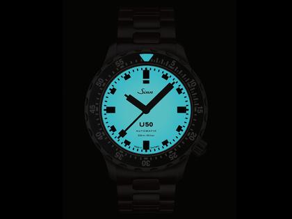 Sinn Spezialuhren U50 S L Taucheruhr Automatik U-Boot-Stahl 41mm weißes Zifferblatt Metallband Limited Edition – Herrenuhren Uhr ohne Datum aus Edelstahl. Das Gehäuse ist rund und schwarz. Das Edelstahlarmband ist schwarz. Das Zifferblatt ist ein Index in weiß. – Ansicht 2