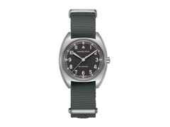 Hamilton Khaki Aviation Pilot Pioneer Mechanical Handaufzug Edelstahl 36x33mm graues Zifferblatt graues Textilband – Herrenuhren Uhr ohne Datum aus Edelstahl. Das Gehäuse ist rund und silber. Das Textilarmband ist grau. Das Zifferblatt ist arabisch und schwarz.