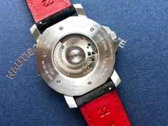 Mühle Glashütte 29er Casual Edition 135 Jahre Juwelier Roller Automatik Edelstahl 42,4mm rotes Zifferblatt graues Lederband – Herrenuhren Uhr mit Datum aus Edelstahl und Leder. Das Gehäuse ist rund und silber. Das Lederarmband ist grau. Das Zifferblatt ist ein Index in rot. – Ansicht 2