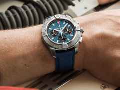 Breitling Avenger B01 Chronograph 44 Automatik Edelstahl blaues Zifferblatt dunkelblaues Lederband – Herrenuhren Chronograph aus Edelstahl und Leder. Das Gehäuse ist rund und silber. Das Lederarmband ist blau. Das Zifferblatt ist ein Index in blau. – Ansicht 4