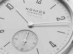 Nomos Glashütte Tangente 35 neomatik Platingrau Automatik Edelstahl 35mm graues Zifferblatt schwarzes Lederband Glasboden – Damenuhren Uhr ohne Datum aus Edelstahl. Das Gehäuse ist rund und silber. Das Lederarmband ist schwarz. Das Zifferblatt ist arabisch Index und silber. – Ansicht 4