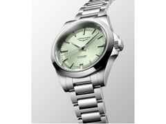 Longines Conquest Automatik Edelstahl 34mm grünes Zifferblatt Metallband – Damenuhren Uhr mit Datum aus Edelstahl. Das Gehäuse ist rund und silber. Das Edelstahlarmband ist silber. Das Zifferblatt ist ein Index in grün. – Ansicht 2