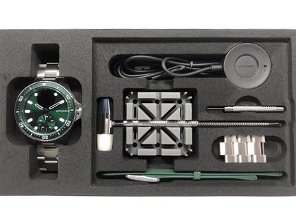 Withings ScanWatch Horizon Edelstahl 43mm grünes Zifferblatt Metallband – Herrenuhren Uhr Multifunktion aus Edelstahl. Das Gehäuse ist rund und silber. Das Edelstahlarmband ist silber. Das Zifferblatt ist analog digital und grün. – Ansicht 5