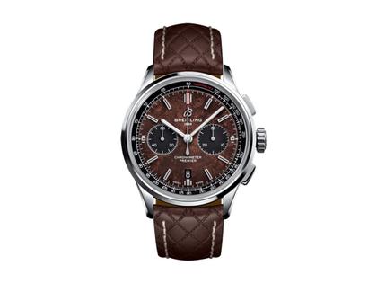 Herrenuhren Chronograph aus Edelstahl. Das Gehäuse ist rund und silber. Das Lederarmband ist braun. Das Zifferblatt ist ein Index in braun.