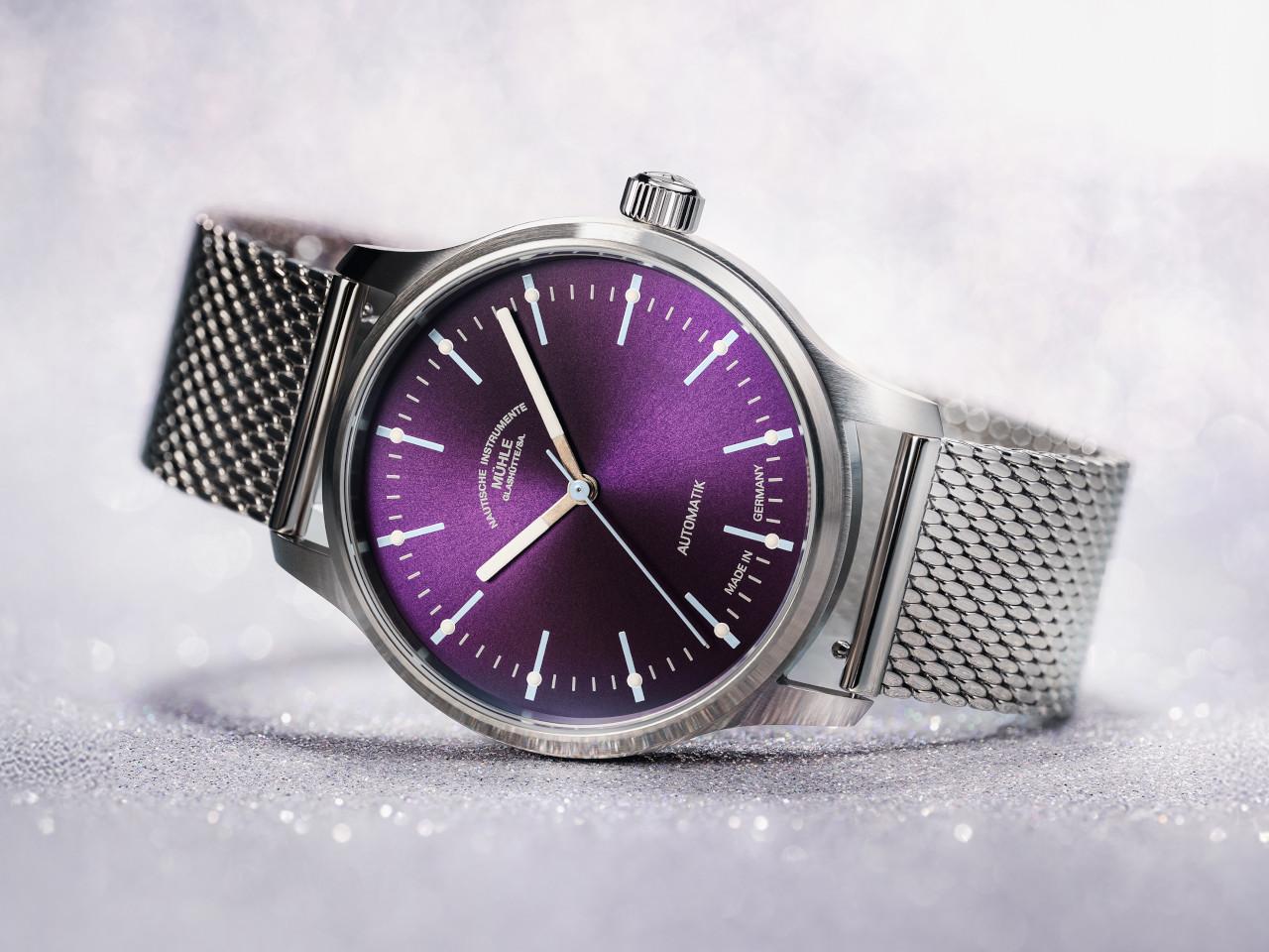Mühle Glashütte Panova Violett Automatik Edelstahl 40mm Metallband – Herrenuhren Uhr ohne Datum aus Edelstahl. Das Gehäuse ist rund und silber. Das Edelstahlarmband ist silber. Das Zifferblatt ist ein Index in lila. – Ansicht 3