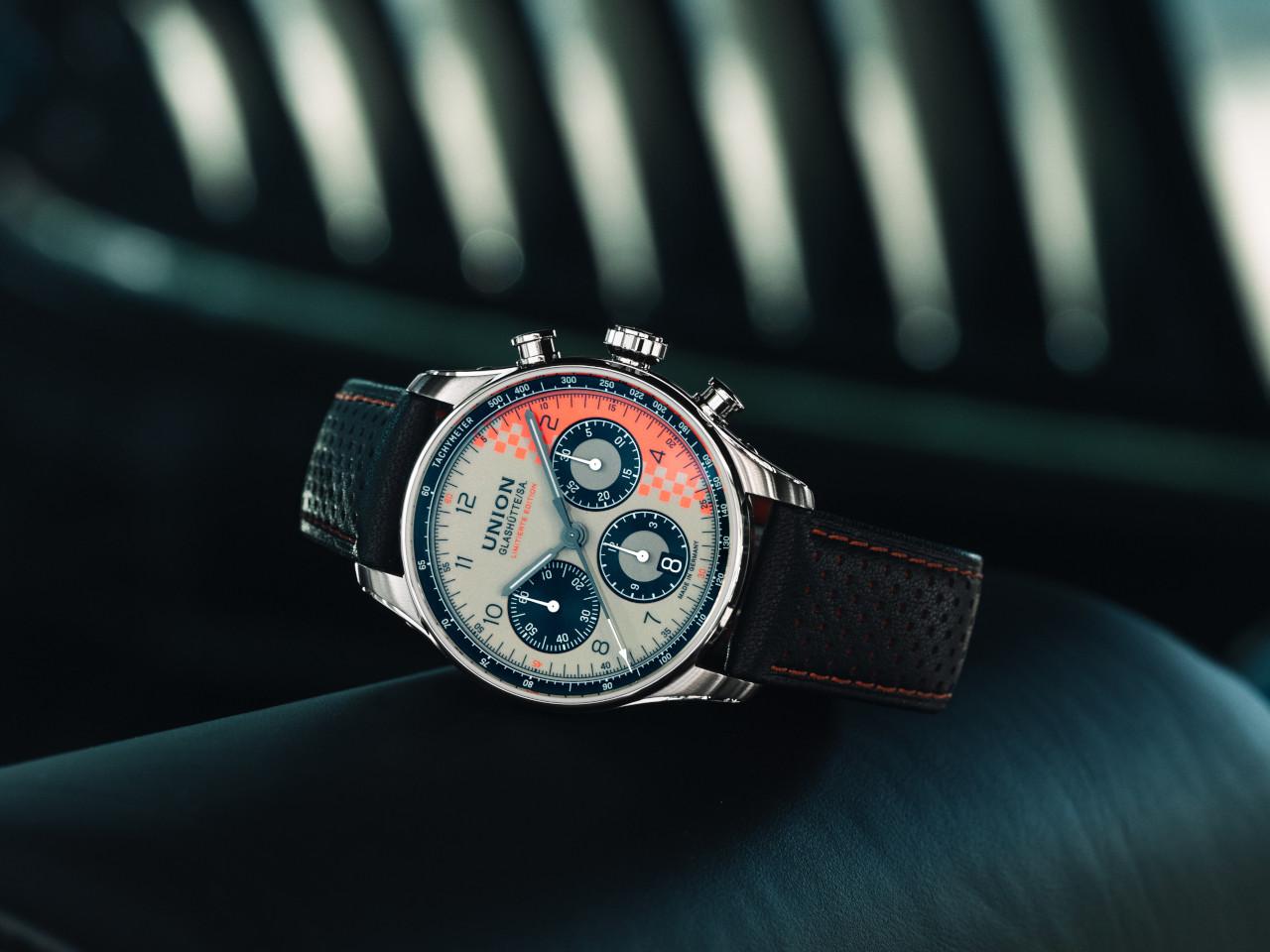 Union Glashütte Belisar Chronograph Speedster 2026 Limited Edition Automatik Edelstahl 40mm beiges Zifferblatt schwarzes Lederband Metallband – Herrenuhren Chronograph aus Edelstahl und Leder. Das Gehäuse ist rund und silber. Das Lederarmband ist schwarz. Das Zifferblatt ist arabisch Index und beige. – Ansicht 8