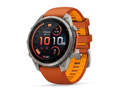 Garmin Fenix 9 Pro inReach Titan 47mm digitales Display orangefarbenes Silikonband – Herrenuhren Uhr Multifunktion aus Kautschuk und Titan. Das Gehäuse ist rund und grau. Das Kautschuk / Kunststoff / Silikon Armband ist orange. Das Zifferblatt ist digital und schwarz. – Ansicht 2
