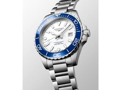 Longines HydroConquest Sylt Edition 2026 Automatik Edelstahl 42mm weißes Zifferblatt Metallband – Herrenuhren Uhr mit Datum aus Edelstahl und Keramik. Das Gehäuse ist rund und silber. Das Edelstahlarmband ist silber. Das Zifferblatt ist ein Index in weiß. – Ansicht 4