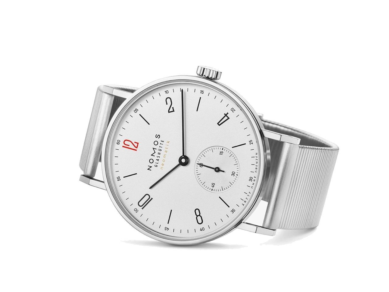 Nomos Glashütte Tangente 35 neomatik Ärzte ohne Grenzen Automatik Edelstahl 35mm weißes Zifferblatt Metallband – Damenuhren Uhr ohne Datum aus Edelstahl. Das Gehäuse ist rund und silber. Das Edelstahlarmband ist schwarz. Das Zifferblatt ist arabisch Index und silber. – Ansicht 4