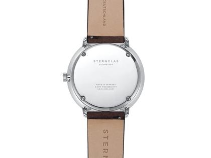 Sternglas Hamburg Quarz Edelstahl 42mm weißes Zifferblatt braunes Lederband – Herrenuhren Uhr mit Datum aus Edelstahl und Leder. Das Gehäuse ist rund und silber. Das Lederarmband ist braun. Das Zifferblatt ist arabisch Index und weiß. – Ansicht 4