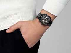 Rado True Square Automatik Skeleton Keramik schwarz 38mm Keramikband schwarz – Herrenuhren Uhr ohne Datum aus Keramik und Titan. Das Gehäuse ist quadratisch und schwarz. Das Keramikarmband ist schwarz. Das Zifferblatt ist skelettiert und schwarz. – Ansicht 6