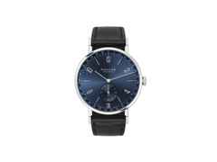 Nomos Glashütte Tangente 2date Handaufzug Edelstahl 38mm blaues Zifferblatt schwarzes Lederband Glasboden – Herrenuhren Uhr mit Datum aus Edelstahl und Leder. Das Gehäuse ist rund und silber. Das Lederarmband ist schwarz. Das Zifferblatt ist arabisch Index und blau.