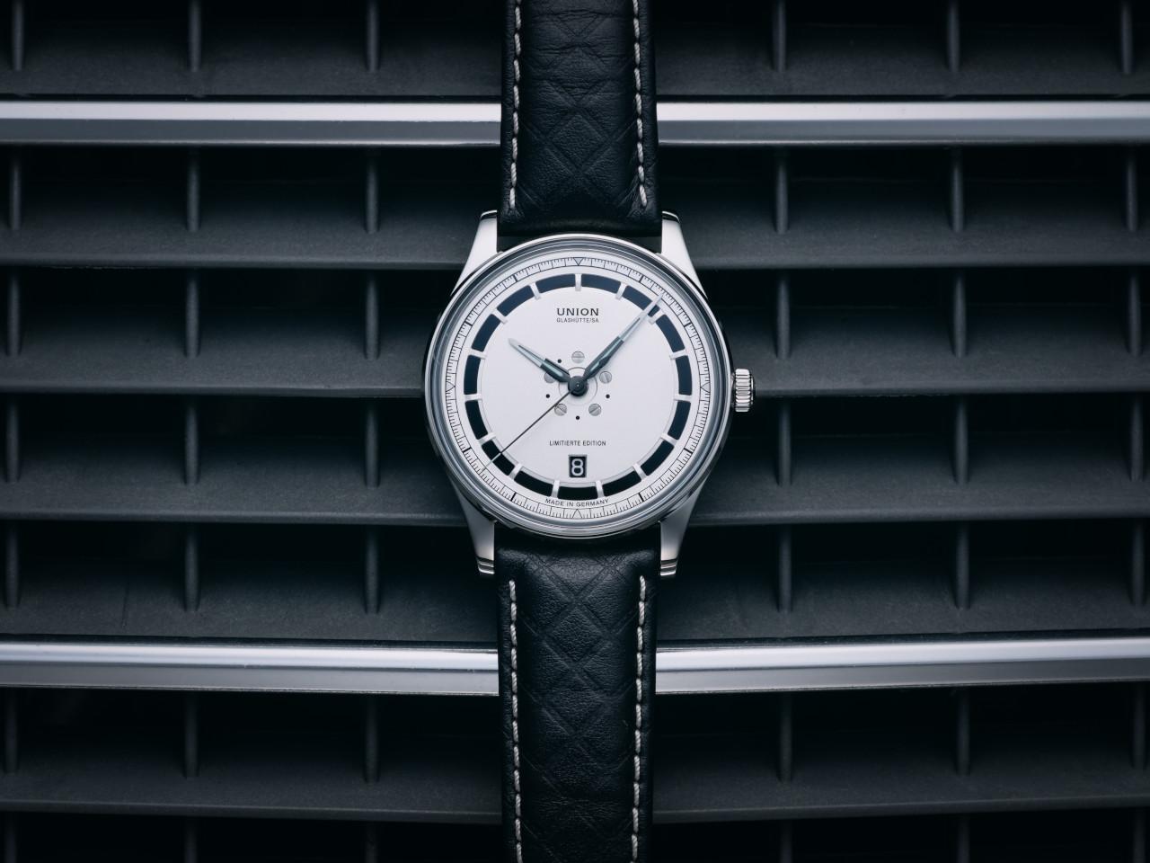 Union Glashütte Noramis Datum Deutschland Klassik 2025 Limitierte Edition Automatik Edelstahl 40mm Felgendesign Zifferblatt schwarzes Lederband – Herrenuhren Uhr mit Datum aus Edelstahl und Leder. Das Gehäuse ist rund und silber. Das Lederarmband ist schwarz. Das Zifferblatt ist ohne Zeichen und schwarz. – Ansicht 7