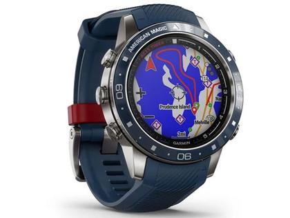 Garmin MARQ Captain digital blaues Silikonband American Magic Edition – Herrenuhren Uhr Multifunktion aus Titan. Das Gehäuse ist rund und grau. Das Kautschuk / Kunststoff / Silikon Armband ist blau. Das Zifferblatt ist digital und schwarz. – Ansicht 2