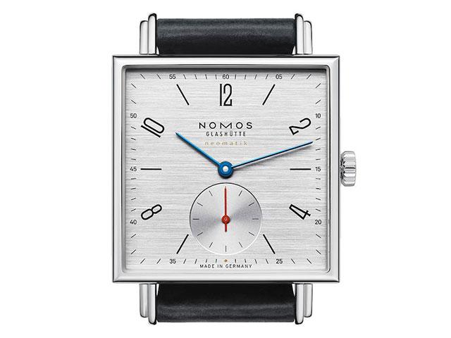 Nomos Glashütte Tetra neomatik 39 Silvercut Automatik Edelstahl 33mm silberfarbenes Zifferblatt schwarzes Lederband – Damenuhren Uhr ohne Datum aus Edelstahl. Das Gehäuse ist quadratisch und silber. Das Lederarmband ist schwarz. Das Zifferblatt ist arabisch Index und silber. – Ansicht 3