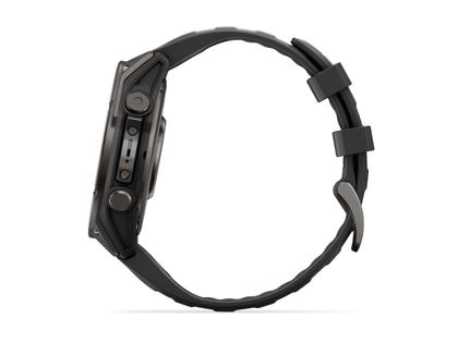 Garmin Fenix 9 faserverstärktes Polymer 47mm digitales Display schwarzes Silikonband – Herrenuhren Uhr Multifunktion aus Kautschuk, Kunststoff und Titan. Das Gehäuse ist rund und grau. Das Kautschuk / Kunststoff / Silikon Armband ist schwarz. Das Zifferblatt ist digital und schwarz. – Ansicht 3