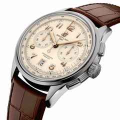 Breitling Premier B01 Chronograph 42 Edelstahl Automatik beigefarbenes Zifferblatt braunes Alligatorband – Herrenuhren Chronograph aus Edelstahl und Leder. Das Gehäuse ist rund und silber. Das Lederarmband Kroko / Alligator ist braun. Das Zifferblatt ist arabisch und beige. – Ansicht 2