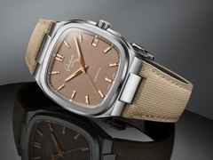 Glashütte Original Seventies Vintage Kollektion Tweed Amp Automatik Edelstahl 39x39mm beiges Zifferblatt beiges Kautschukband – Herrenuhren Uhr mit Datum aus 750 Rotgold, Edelstahl und Kautschuk. Das Gehäuse ist quadratisch und silber. Das Kautschuk / Kunststoff / Silikon Armband ist beige. Das Zifferblatt ist ein Index in beige. – Ansicht 5
