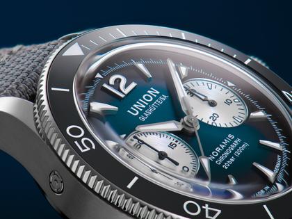 Union Glashütte Noramis Chronograph Sport Automatik Edelstahl 43mm grünes Zifferblatt graues Textilband – Herrenuhren Chronograph aus Edelstahl und Keramik. Das Gehäuse ist rund und silber. Das Textilarmband ist grau. Das Zifferblatt ist arabisch Index und türkis. – Ansicht 3