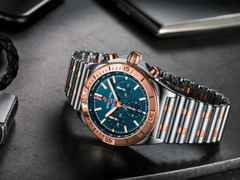 Breitling Chronomat B01 42 Automatik Edelstahl blaues Zifferblatt Metallband – Herrenuhren Chronograph aus 750 Rotgold und Edelstahl. Das Gehäuse ist rund und silber-roségold. Das Edelstahlarmband ist silber-roségold. Das Zifferblatt ist ein Index in blau. – Ansicht 5