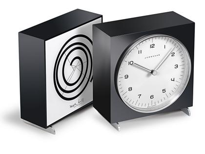 Junghans Max Bill Edition 2019 Set Chronograph und Tischuhr – Herrenuhren Chronograph aus Edelstahl. Das Gehäuse ist rund und silber. Das Lederarmband ist schwarz. Das Zifferblatt ist arabisch Index und weiß. – Ansicht 4