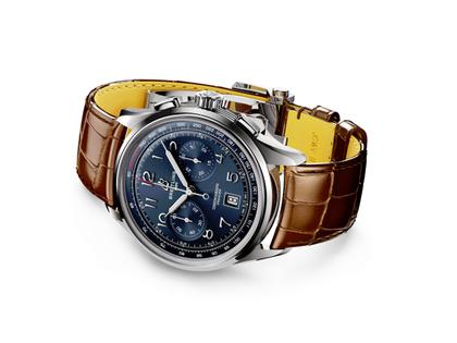 Breitling Premier B01 Chronograph 42 Automatik Edelstahl blaues Zifferblatt braunes Lederband – Herrenuhren Chronograph aus Edelstahl und Leder. Das Gehäuse ist rund und silber. Das Lederarmband Kroko / Alligator ist braun. Das Zifferblatt ist arabisch und blau. – Ansicht 3