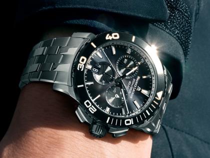 Maurice Lacroix Pontos S Solar Chronograph Quarz Edelstahl 42mm schwarzes Zifferblatt Metallband – Herrenuhren Chronograph aus Aluminium und Edelstahl. Das Gehäuse ist rund und silber. Das Edelstahlarmband ist silber. Das Zifferblatt ist ein Index in schwarz. – Ansicht 4