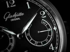 Glashütte Original Senator Observer Automatik Edelstahl 44mm schwarzes Zifferblatt schwarzes Lederband – Herrenuhren Uhr mit Datum aus Edelstahl. Das Gehäuse ist rund und silber. Das Lederarmband ist schwarz. Das Zifferblatt ist arabisch und schwarz. – Ansicht 4