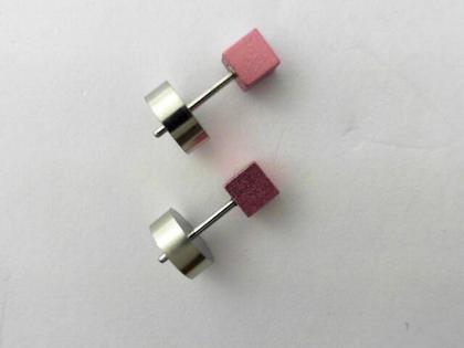 Apero Ohrstecker Würfel Aluminium 4mm Rosa – Ohrschmuck Ohrstecker aus Aluminium.