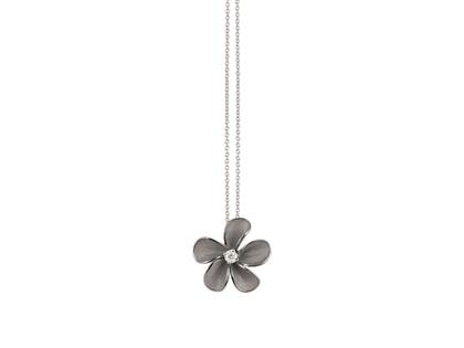 Cammilli Firenze Cherry Bloom Kette mit Anhänger White Ice und Black Lava mit Brillant 0,030ct – Halsschmuck Kette mit Anhänger aus 750 Weißgold.