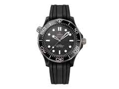 Omega Seamaster Diver 300M Automatik Keramik Titan 43,5mm schwarzes Zifferblatt schwarzes Kautschukband – Herrenuhren Uhr ohne Datum aus Keramik und Titan. Das Gehäuse ist rund und schwarz. Das Kautschuk / Kunststoff / Silikon Armband ist schwarz. Das Zifferblatt ist ein Index in schwarz.