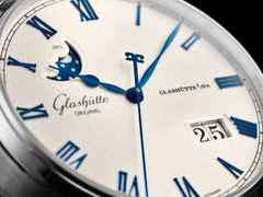 Glashütte Original Senator Excellence Panoramadatum Mondphase Automatik Edelstahl 40mm Frostsilber Zifferblatt blaues Textilband – Herrenuhren Uhr mit Datum aus Edelstahl. Das Gehäuse ist rund und silber. Das Textilarmband ist blau. Das Zifferblatt ist römisch und silber. – Ansicht 3