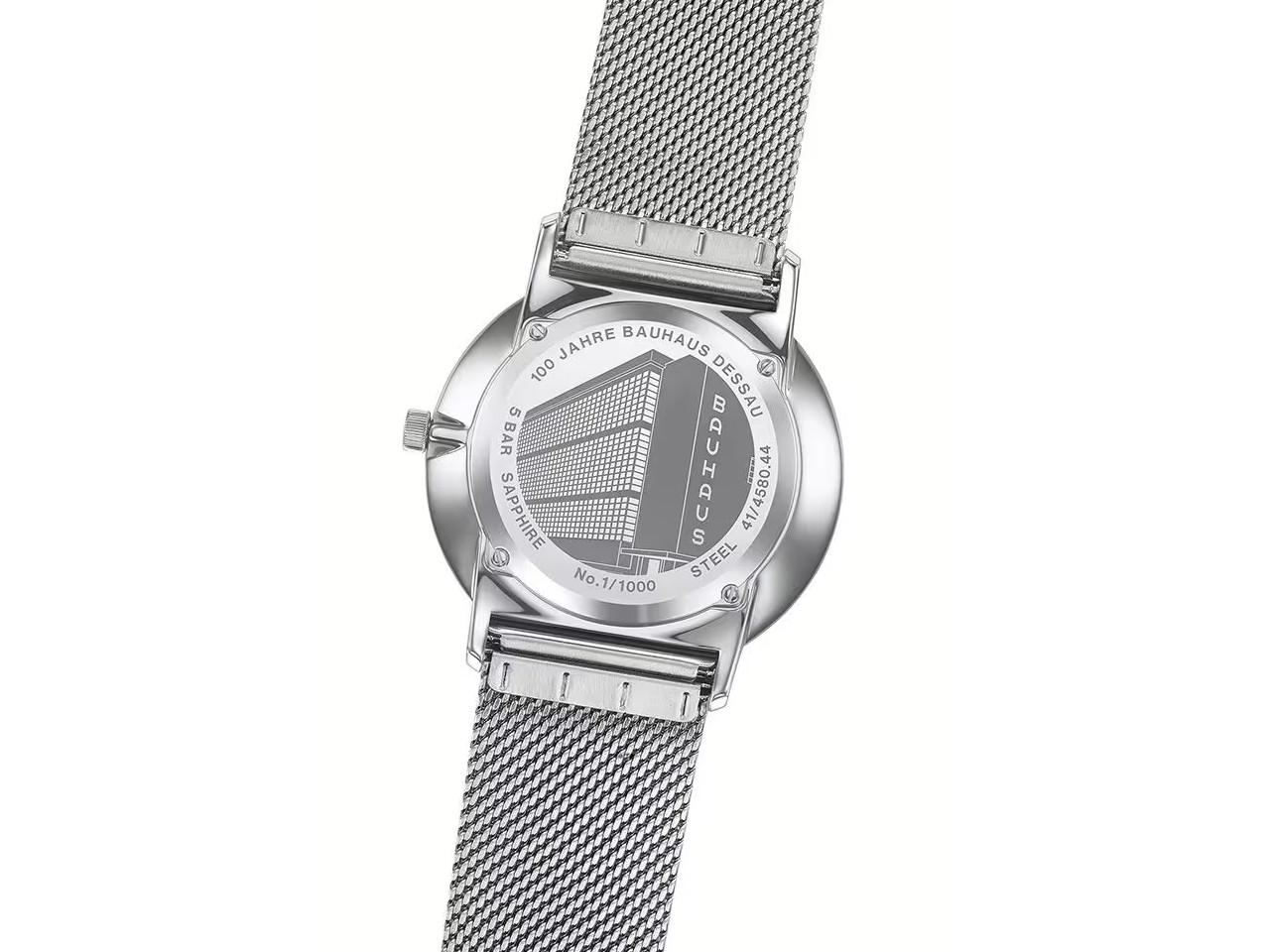 Junghans FORM Quarz Edelstahl 39mm weißes Zifferblatt Metallband – Herrenuhren Uhr mit Datum aus Edelstahl. Das Gehäuse ist rund und silber. Das Edelstahlarmband ist silber. Das Zifferblatt ist ein Index in weiß. – Ansicht 2