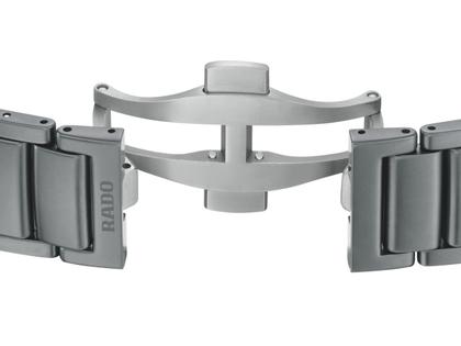 Rado True Round x Les Couleurs Le Corbusier Automatik Keramik 40mm graues Zifferblatt graues Keramikband – Herrenuhren Uhr ohne Datum aus Keramik und Titan. Das Gehäuse ist rund und grau. Das Keramikarmband ist grau. Das Zifferblatt ist ohne Zeichen und grau. – Ansicht 5