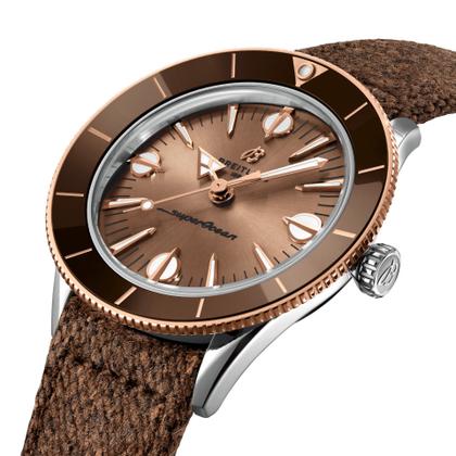Breitling Superocean Heritage 57 Highlands Automatik Edelstahl 38mm braunes Zifferblatt Metallband – Herrenuhren Uhr ohne Datum aus 750 Rotgold, Edelstahl und Keramik. Das Gehäuse ist rund und silber-roségold. Das Edelstahlarmband ist silber. Das Zifferblatt ist ein Index in braun. – Ansicht 3