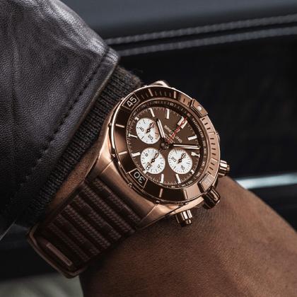 Breitling Super Chronomat B01 44 Automatik Rotgold braunes Zifferblatt braunes Kautschukband – Herrenuhren Chronograph aus 750 Rotgold. Das Gehäuse ist rund und roségold. Das Kautschuk / Kunststoff / Silikon Armband ist roségold. Das Zifferblatt ist ein Index in braun. – Ansicht 4