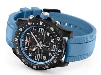 Breitling Endurance Pro 44 Chronograph Quarz Breitlight schwarzes Zifferblatt blaues Kautschukband – Herrenuhren Chronograph aus Kautschuk und Sonstiges. Das Gehäuse ist rund und schwarz. Das Kautschuk / Kunststoff / Silikon Armband ist blau. Das Zifferblatt ist arabisch Index und schwarz. – Ansicht 3