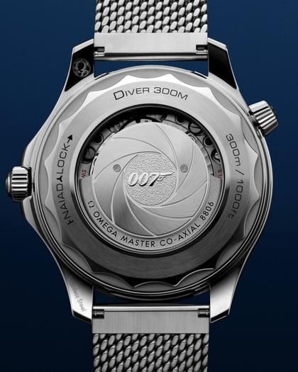 Omega Seamaster Diver 300M  Automatik Edelstahl 42mm James Bond Edition blaues Zifferblatt Metallband – Herrenuhren Uhr ohne Datum aus Edelstahl und Keramik. Das Gehäuse ist rund und silber. Das Edelstahlarmband ist silber. Das Zifferblatt ist ein Index in blau. – Ansicht 8