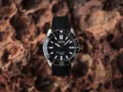 Union Glashütte Belisar  Datum Sport Pro Automatik Edelstahl 42mm schwarzes Zifferblatt schwarzes Kautschukband – Herrenuhren Uhr mit Datum aus Edelstahl. Das Gehäuse ist rund und silber. Das Kautschuk / Kunststoff / Silikon Armband ist schwarz. Das Zifferblatt ist ein Index in schwarz. – Ansicht 3