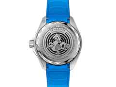 Omega Seamaster Planet Ocean 6000M Ultra Deep Automatik Edelstahl 45,5mm blaues Zifferblatt Kautschukband – Herrenuhren Uhr ohne Datum aus Edelstahl, Keramik und Titan. Das Gehäuse ist rund und silber. Das Kautschuk / Kunststoff / Silikon Armband ist schwarz. Das Zifferblatt ist arabisch Index und blau. – Ansicht 2