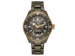 Rado Captain Cook High-Tech Ceramic Skeleton Automatik Keramik 43mm graues Zifferblatt olivgrünes Keramikband – Herrenuhren Uhr ohne Datum aus Edelstahl, Keramik, PVD beschichtet und Titan. Das Gehäuse ist rund und grau. Das Keramikarmband ist grau. Das Zifferblatt ist ein Index in grau.