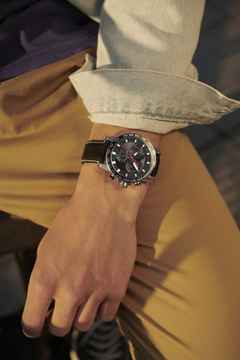 Tissot Supersport Quarz Chronograph Edelstahl schwarzes Zifferblatt schwarzes Lederband – Herrenuhren Chronograph aus Edelstahl. Das Gehäuse ist rund und silber. Das Lederarmband ist schwarz. Das Zifferblatt ist ein Index in schwarz. – Ansicht 2