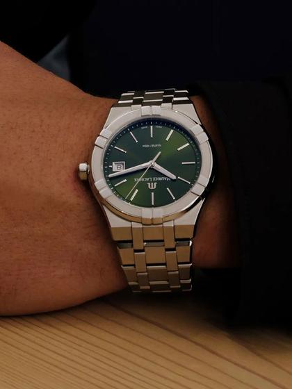 Maurice Lacroix Aikon Quarz Edelstahl 40mm grünes Zifferblatt Metallband – Herrenuhren Uhr mit Datum aus Edelstahl, PVD beschichtet und vergoldet. Das Gehäuse ist rund und silber. Das Edelstahlarmband ist silber. Das Zifferblatt ist ein Index in blau. – Ansicht 4