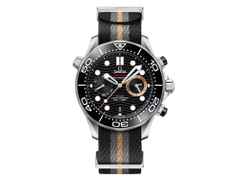 Omega Seamaster Diver 300M Chronograph Automatik Edelstahl 44mm 007 First Light schwarzes Zifferblatt – Herrenuhren Chronograph aus Edelstahl und Keramik. Das Gehäuse ist rund und silber. Das Textilarmband ist grau. Das Zifferblatt ist ein Index in schwarz.