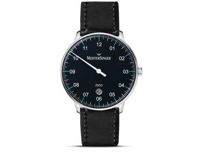 Herrenuhren Uhr mit Datum aus Edelstahl und Leder. Das Gehäuse ist rund und silber. Das Lederarmband ist schwarz. Das Zifferblatt ist arabisch und schwarz.