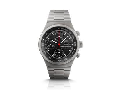 Herrenuhren Chronograph aus Edelstahl und PVD beschichtet. Das Gehäuse ist rund und silber. Das Titanarmband ist silber. Das Zifferblatt ist ein Index in schwarz.