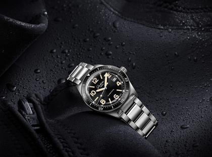 Glashütte Original SeaQ Automatik Edelstahl 40mm schwarzes Zifferblatt schwarzes Kautschukband – Herrenuhren Uhr mit Datum aus Edelstahl und Keramik. Das Gehäuse ist rund und silber. Das Kautschuk / Kunststoff / Silikon Armband ist schwarz. Das Zifferblatt ist arabisch Index und schwarz. – Ansicht 2