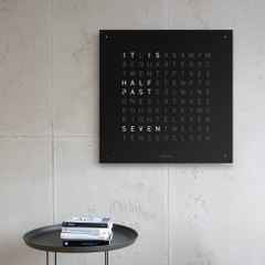 Qlocktwo Earth 90 Black Pepper mit weiß lackiertem Holz – Großuhren Wanduhr aus Edelstahl. Das Gehäuse ist quadratisch. Das Zifferblatt ist digital und schwarz. – Ansicht 2